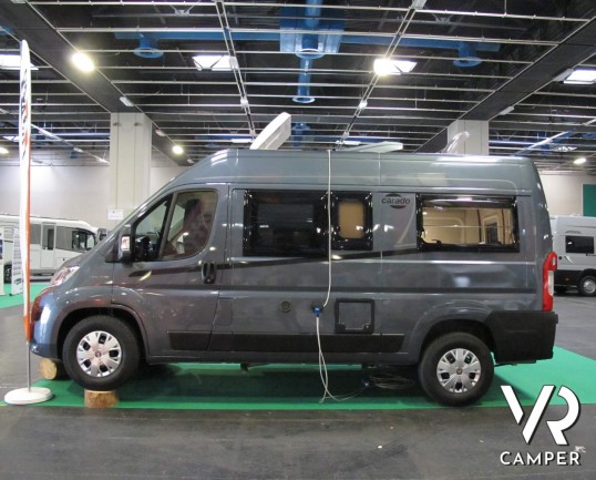 Carado Vlow 540: camper furgonato nuovo con letto matrimoniale trasversale in coda, garage e generosi vani di stivaggio. Su meccanica Fiat Ducato 140