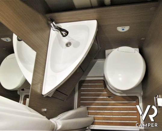 Carado Vlow 540: camper furgonato nuovo con letto matrimoniale trasversale in coda, garage e generosi vani di stivaggio. Su meccanica Fiat Ducato 140