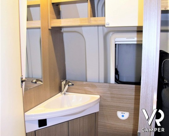 Carado Vlow 540: camper furgonato nuovo con letto matrimoniale trasversale in coda, garage e generosi vani di stivaggio. Su meccanica Fiat Ducato 140