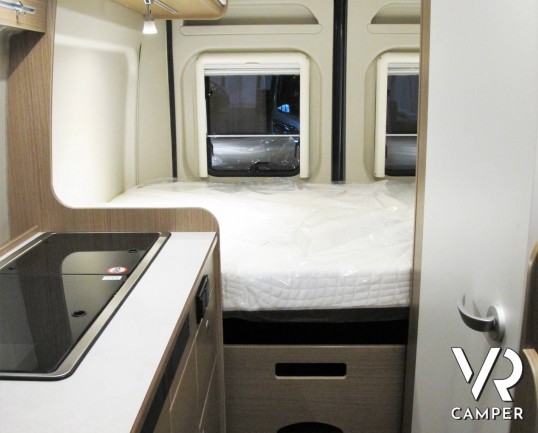Carado Vlow 540: camper furgonato nuovo con letto matrimoniale trasversale in coda, garage e generosi vani di stivaggio. Su meccanica Fiat Ducato 140
