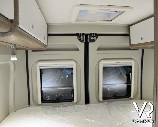 Carado Vlow 540: camper furgonato nuovo con letto matrimoniale trasversale in coda, garage e generosi vani di stivaggio. Su meccanica Fiat Ducato 140