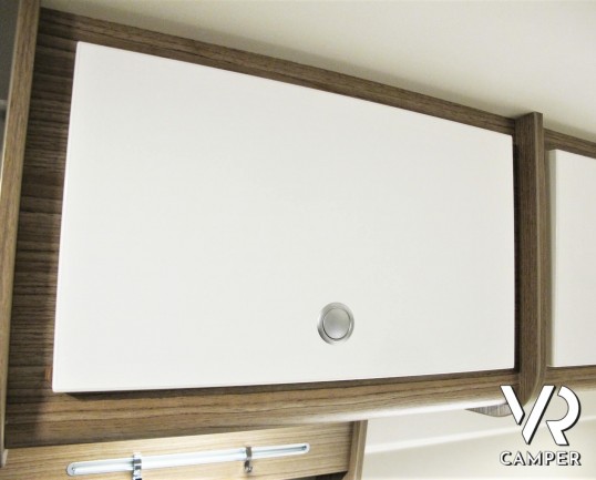 Carado Vlow 540: camper furgonato nuovo con letto matrimoniale trasversale in coda, garage e generosi vani di stivaggio. Su meccanica Fiat Ducato 140