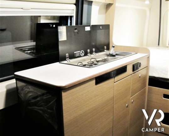 Carado Vlow 540: camper furgonato nuovo con letto matrimoniale trasversale in coda, garage e generosi vani di stivaggio. Su meccanica Fiat Ducato 140