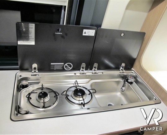 Carado Vlow 540: camper furgonato nuovo con letto matrimoniale trasversale in coda, garage e generosi vani di stivaggio. Su meccanica Fiat Ducato 140