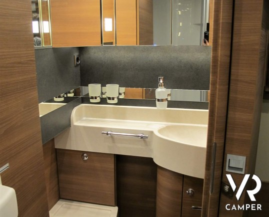Carthago C-Line 5.3 - camper motorhome con garage. Nuovo modello Carthago motorhome 2020, con doppio pavimento e garage, su meccanica Ducato 140 CV