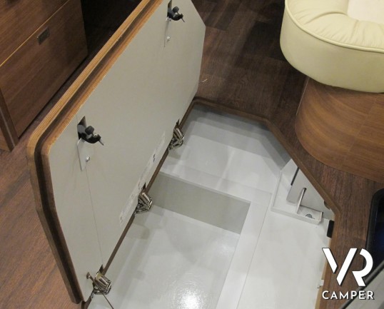 Carthago C-Line 5.3 - camper motorhome con garage. Nuovo modello Carthago motorhome 2020, con doppio pavimento e garage, su meccanica Ducato 140 CV