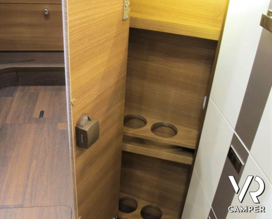 Carthago C-Line 5.3 - camper motorhome con garage. Nuovo modello Carthago motorhome 2020, con doppio pavimento e garage, su meccanica Ducato 140 CV