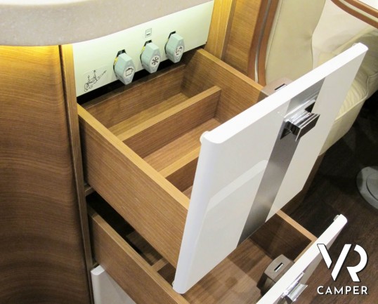 Carthago C-Line 5.3 - camper motorhome con garage. Nuovo modello Carthago motorhome 2020, con doppio pavimento e garage, su meccanica Ducato 140 CV