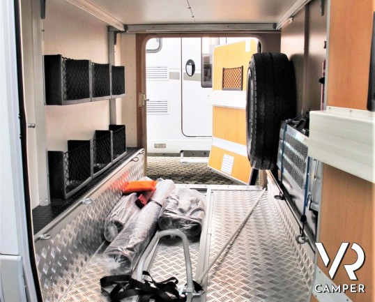 HYMER B 664 CL - camper motorhome usato, con doppio pavimento, ampio garage, comoda dinette. - Interno garage 2