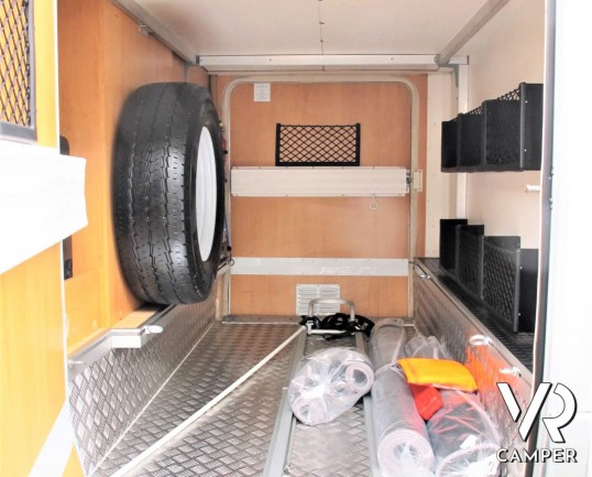 HYMER B 664 CL - camper motorhome usato, con doppio pavimento, ampio garage, comoda dinette. - Interno garage 1