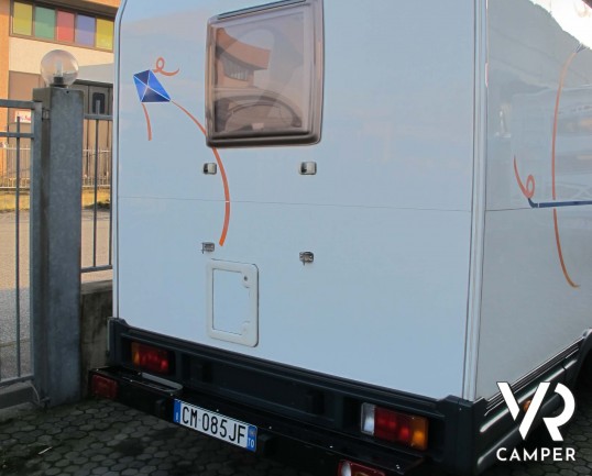 CI Elliot 10: camper usato mansardato con 6 posti letto, dotato di veranda, oscuranti termici, portamoto