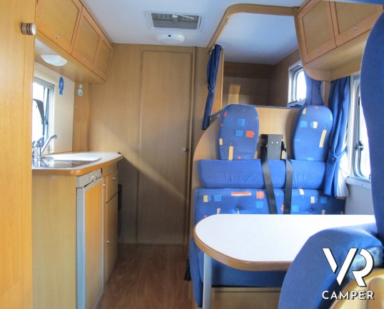 CI Elliot 10: camper usato mansardato con 6 posti letto, dotato di veranda, oscuranti termici, portamoto