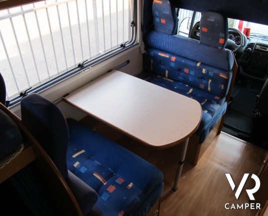 CI Elliot 10: camper usato mansardato con 6 posti letto, dotato di veranda, oscuranti termici, portamoto