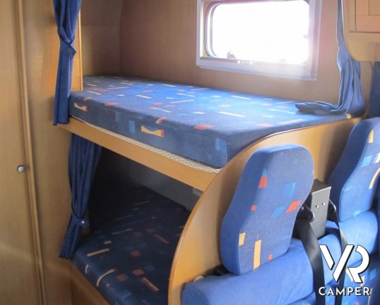 CI Elliot 10: camper usato mansardato con 6 posti letto, dotato di veranda, oscuranti termici, portamoto