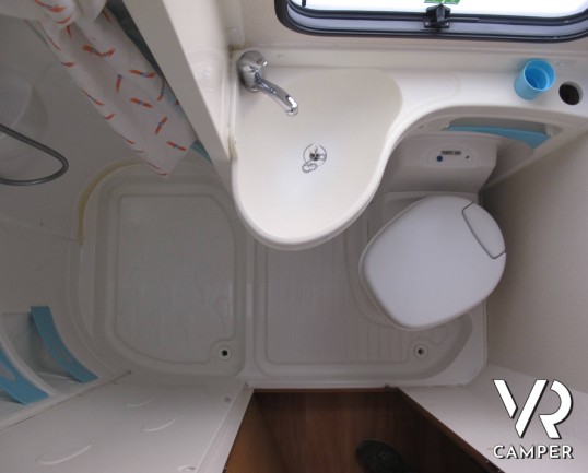 CI Elliot 10: camper usato mansardato con 6 posti letto, dotato di veranda, oscuranti termici, portamoto