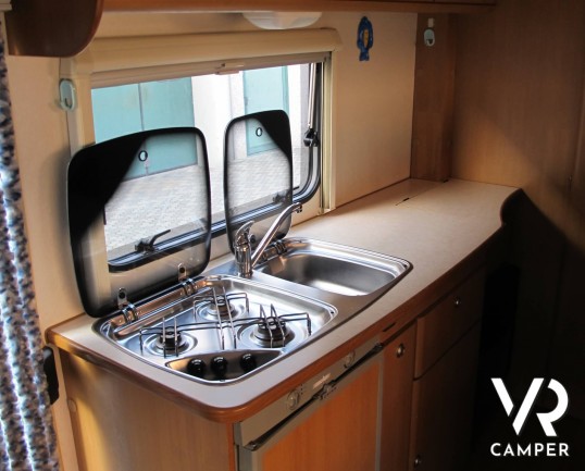 CI Elliot 10: camper usato mansardato con 6 posti letto, dotato di veranda, oscuranti termici, portamoto