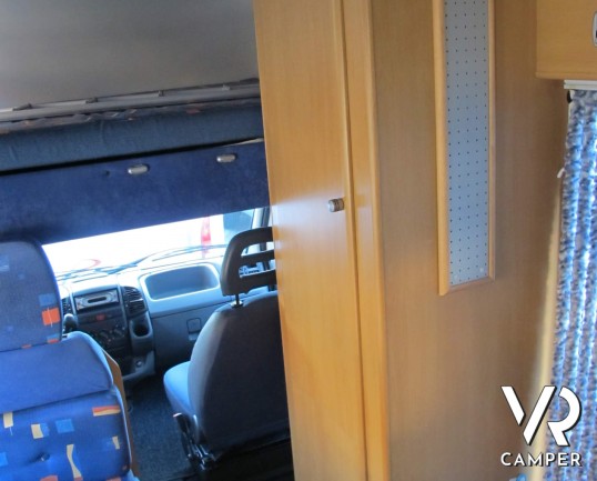 CI Elliot 10: camper usato mansardato con 6 posti letto, dotato di veranda, oscuranti termici, portamoto