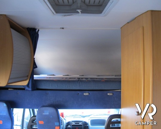 CI Elliot 10: camper usato mansardato con 6 posti letto, dotato di veranda, oscuranti termici, portamoto