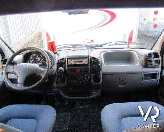 CI Elliot 10: camper usato mansardato con 6 posti letto, dotato di veranda, oscuranti termici, portamoto