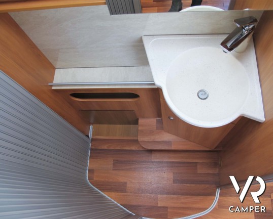 Hymer B 698_camper motorhome usato_Hymer usato 5 posti__cerchi in lega_climatizzatore_videocamera di retromarcia_antenna satellitare con doppia ottica