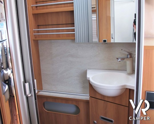 Hymer B 698_camper motorhome usato_Hymer usato 5 posti__cerchi in lega_climatizzatore_videocamera di retromarcia_antenna satellitare con doppia ottica