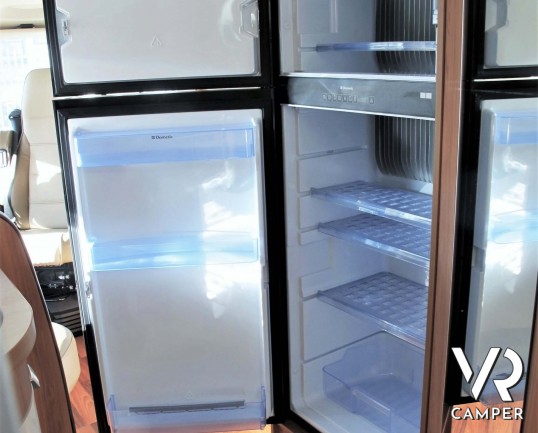 Hymer B 698_camper motorhome usato_Hymer usato 5 posti__cerchi in lega_climatizzatore_videocamera di retromarcia_antenna satellitare con doppia ottica