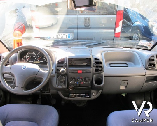 McLouis Glen 262 - camper semintegrale usato 6 posti omologati, 4 posti letto, con letto matrimoniale posteriore