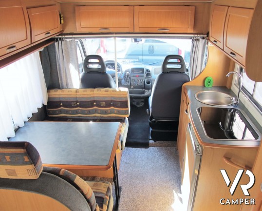 McLouis Glen 262 - camper semintegrale usato 6 posti omologati, 4 posti letto, con letto matrimoniale posteriore