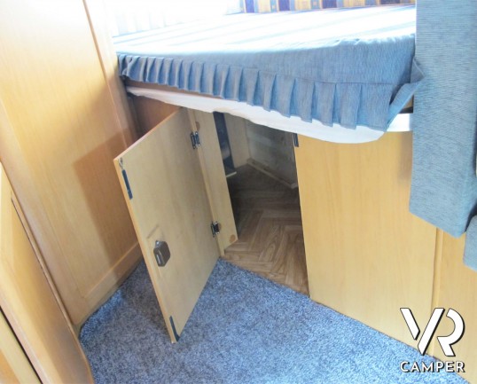 McLouis Glen 262 - camper semintegrale usato 6 posti omologati, 4 posti letto, con letto matrimoniale posteriore