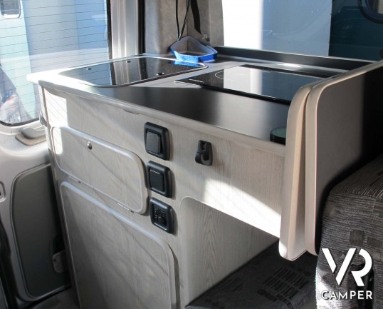 Renault Helix camper furgonato usato con letto matrimoniale basculante a soffitto, 4 posti omologati, completo di veranda, Webasto,frigorifero compres