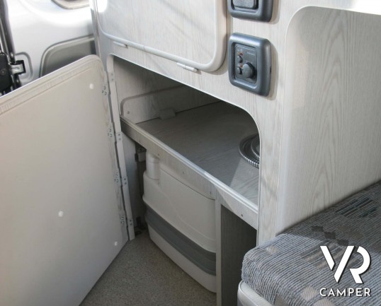 Renault Helix camper furgonato usato con letto matrimoniale basculante a soffitto, 4 posti omologati, completo di veranda, Webasto,frigorifero compres