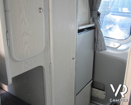 Renault Helix camper furgonato usato con letto matrimoniale basculante a soffitto, 4 posti omologati, completo di veranda, Webasto,frigorifero compres