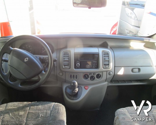 Renault Helix camper furgonato usato con letto matrimoniale basculante a soffitto, 4 posti omologati, completo di veranda, Webasto,frigorifero compres