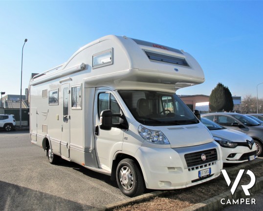 Arca GTL 718: camper usato mansardato con 5 posti letto, garage con porta scooter, veranda, antenna satellitare, retrocamera. In visione alla sede Ita