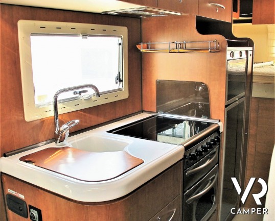 Arca GTL 718: camper usato mansardato con 5 posti letto, garage con porta scooter, veranda, antenna satellitare, retrocamera. In visione alla sede Ita