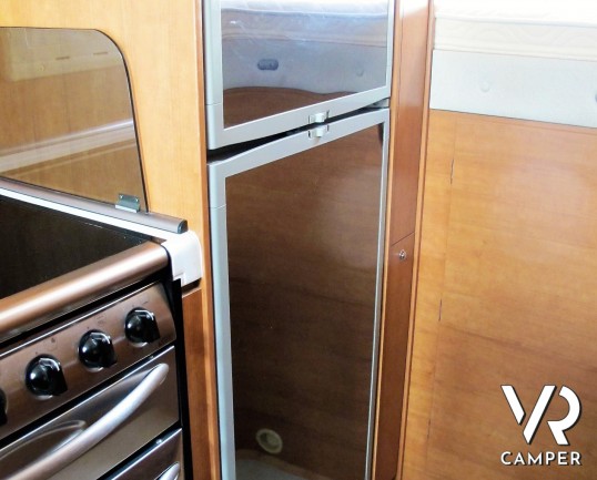 Arca GTL 718: camper usato mansardato con 5 posti letto, garage con porta scooter, veranda, antenna satellitare, retrocamera. In visione alla sede Ita