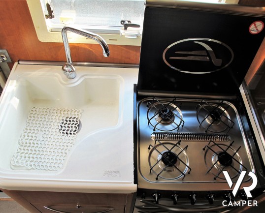 Arca GTL 718: camper usato mansardato con 5 posti letto, garage con porta scooter, veranda, antenna satellitare, retrocamera. In visione alla sede Ita