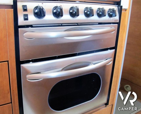 Arca GTL 718: camper usato mansardato con 5 posti letto, garage con porta scooter, veranda, antenna satellitare, retrocamera. In visione alla sede Ita