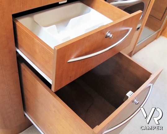 Arca GTL 718: camper usato mansardato con 5 posti letto, garage con porta scooter, veranda, antenna satellitare, retrocamera. In visione alla sede Ita