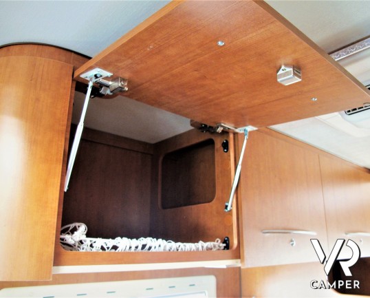 Arca GTL 718: camper usato mansardato con 5 posti letto, garage con porta scooter, veranda, antenna satellitare, retrocamera. In visione alla sede Ita