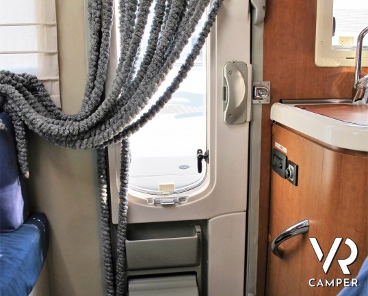 Arca GTL 718: camper usato mansardato con 5 posti letto, garage con porta scooter, veranda, antenna satellitare, retrocamera. In visione alla sede Ita