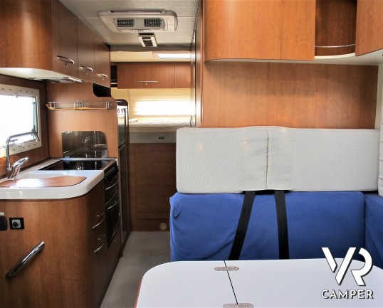 Arca GTL 718: camper usato mansardato con 5 posti letto, garage con porta scooter, veranda, antenna satellitare, retrocamera. In visione alla sede Ita