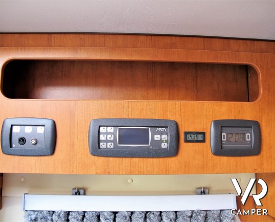 Arca GTL 718: camper usato mansardato con 5 posti letto, garage con porta scooter, veranda, antenna satellitare, retrocamera. In visione alla sede Ita