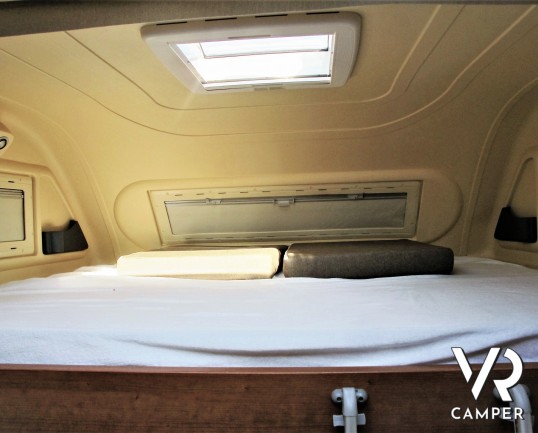 Arca GTL 718: camper usato mansardato con 5 posti letto, garage con porta scooter, veranda, antenna satellitare, retrocamera. In visione alla sede Ita