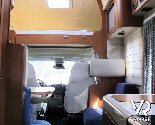 Arca GTL 718: camper usato mansardato con 5 posti letto, garage con porta scooter, veranda, antenna satellitare, retrocamera. In visione alla sede Ita