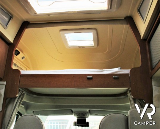 Arca GTL 718: camper usato mansardato con 5 posti letto, garage con porta scooter, veranda, antenna satellitare, retrocamera. In visione alla sede Ita