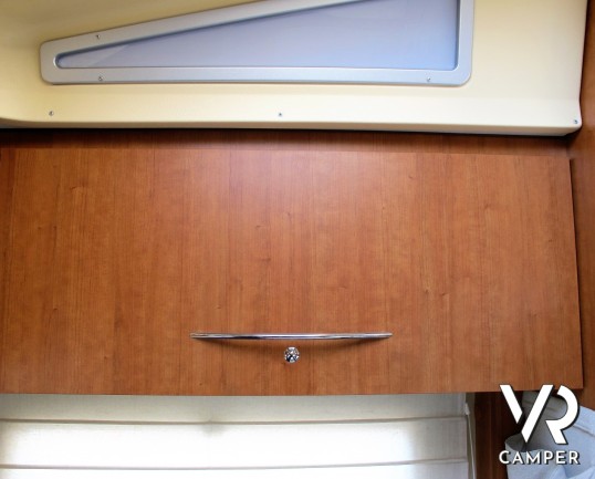 Arca GTL 718: camper usato mansardato con 5 posti letto, garage con porta scooter, veranda, antenna satellitare, retrocamera. In visione alla sede Ita