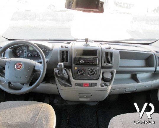 Arca GTL 718: camper usato mansardato con 5 posti letto, garage con porta scooter, veranda, antenna satellitare, retrocamera. In visione alla sede Ita