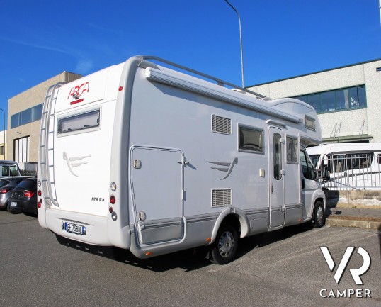 Arca GTL 718: camper usato mansardato con 5 posti letto, garage con porta scooter, veranda, antenna satellitare, retrocamera. In visione alla sede Ita