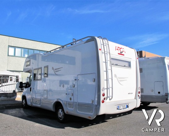 Arca GTL 718: camper usato mansardato con 5 posti letto, garage con porta scooter, veranda, antenna satellitare, retrocamera. In visione alla sede Ita